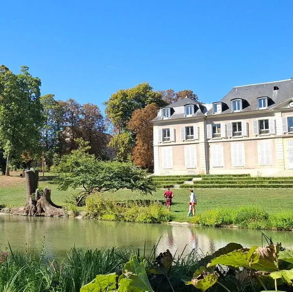 Symbole poignant : deux bougies rouges illuminent la mémoire de Noam et Issa