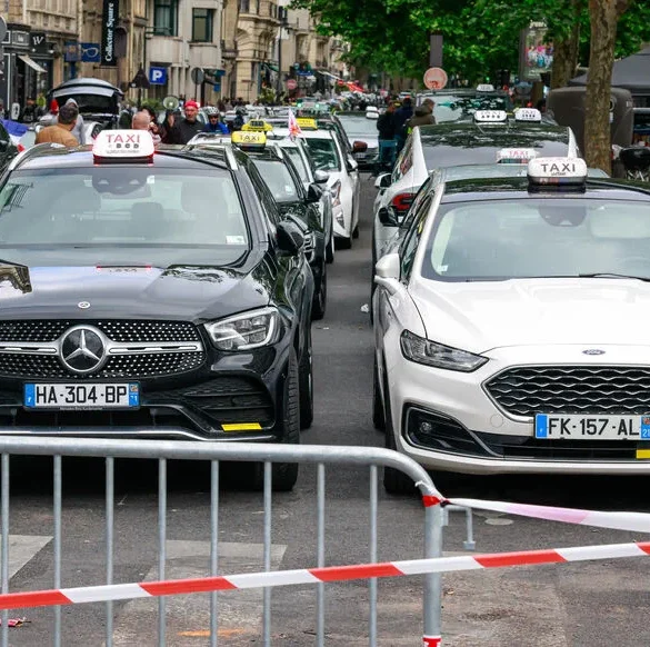 Taxi-istes en colère : protestation à Paris contre les nouvelles réglementations sur le transport ambulancier