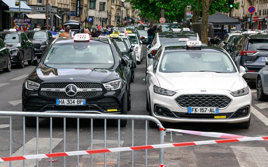 Taxi-istes en colère : protestation à Paris contre les nouvelles réglementations sur le transport ambulancier