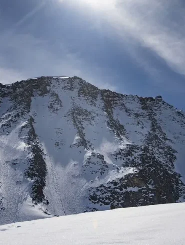 Tragédie au Mont-Blanc : une chute fatale dans le couloir redouté du Goûter