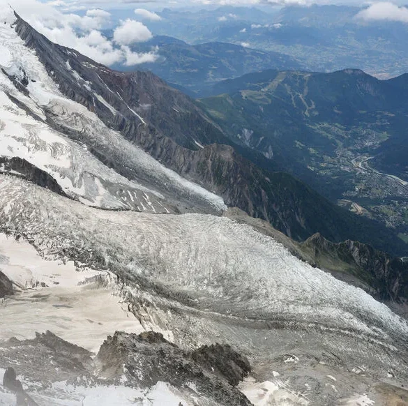 Tragédie sur le Mont-Blanc : un alpiniste italien perd la vie
