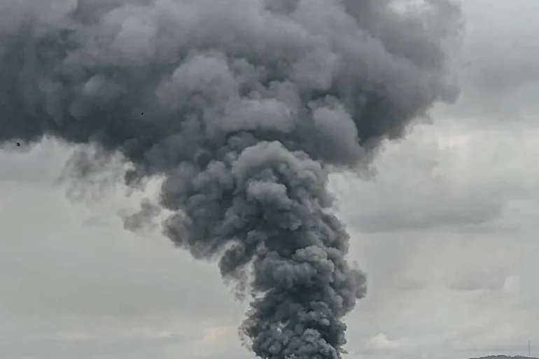 Ukraine lance une attaque surprise sur Rostov, déclenchant un incendie et forçant l'évacuation des habitants.