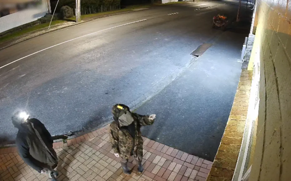 Un braquage insolite filmé par les caméras de vidéosurveillance : un père et son enfant se font la belle dans une épicerie néo-zélandaise