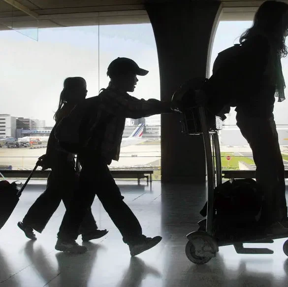 Un couple laisse son enfant de 10 ans seul à l'aéroport pendant leurs vacances
