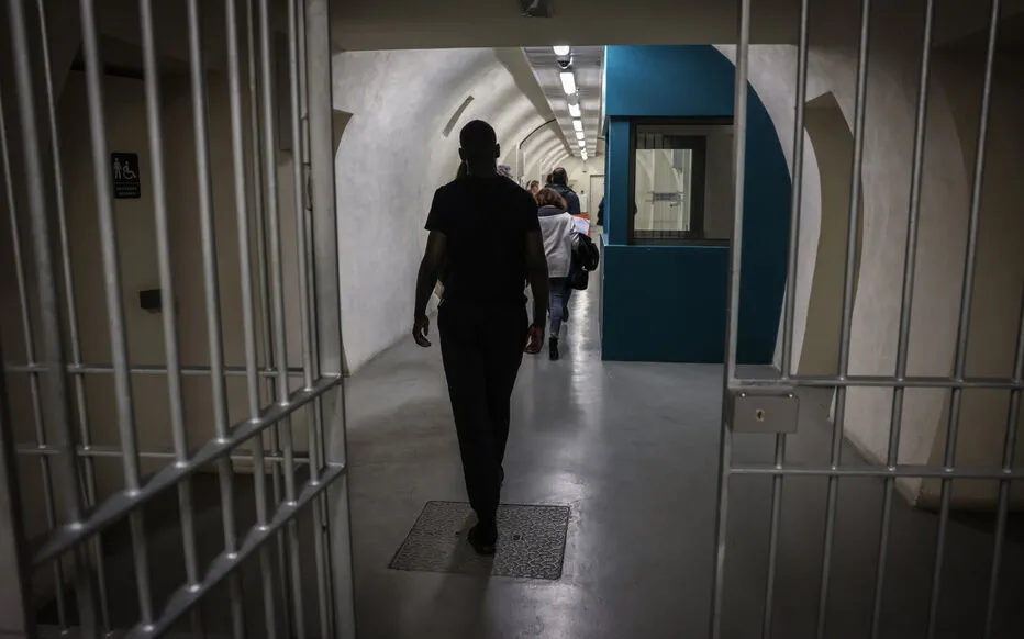 Un détenu meurt dans un incendie tragique à la prison de la Santé à Paris