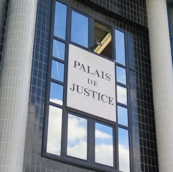 Un policier jugé pour avoir frappé un suspect : son avenir professionnel en jeu