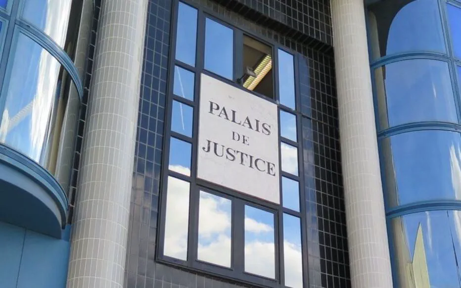 Un policier jugé pour avoir frappé un suspect : son avenir professionnel en jeu