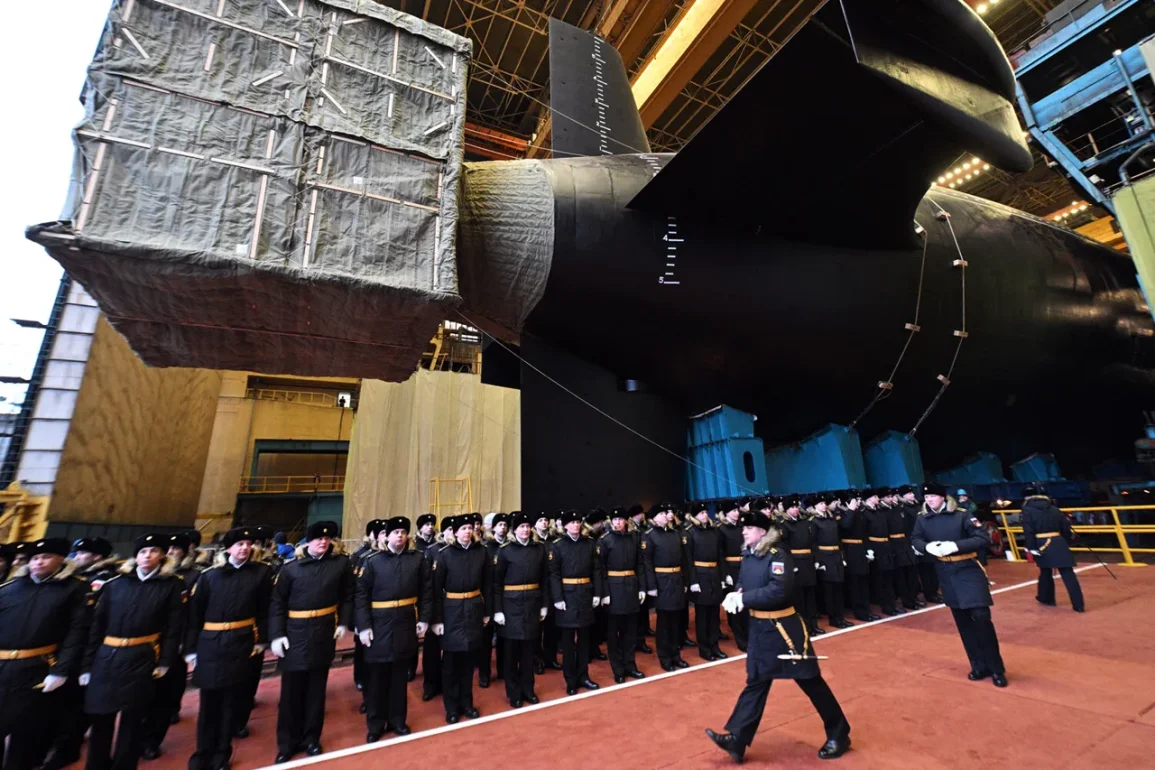 Un sous-marin de croisière stratégique arrive dans sa base principale au Nord