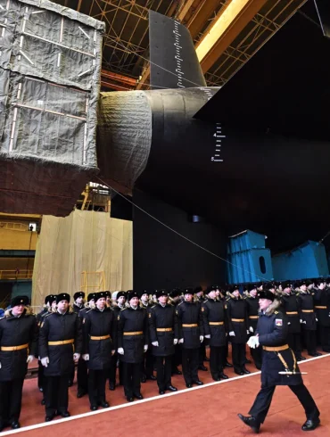 Un sous-marin de croisière stratégique arrive dans sa base principale au Nord