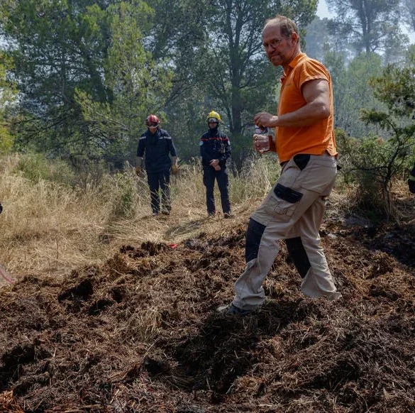 Un viticulteur dévoué affronte les flammes pour protéger son vignoble.