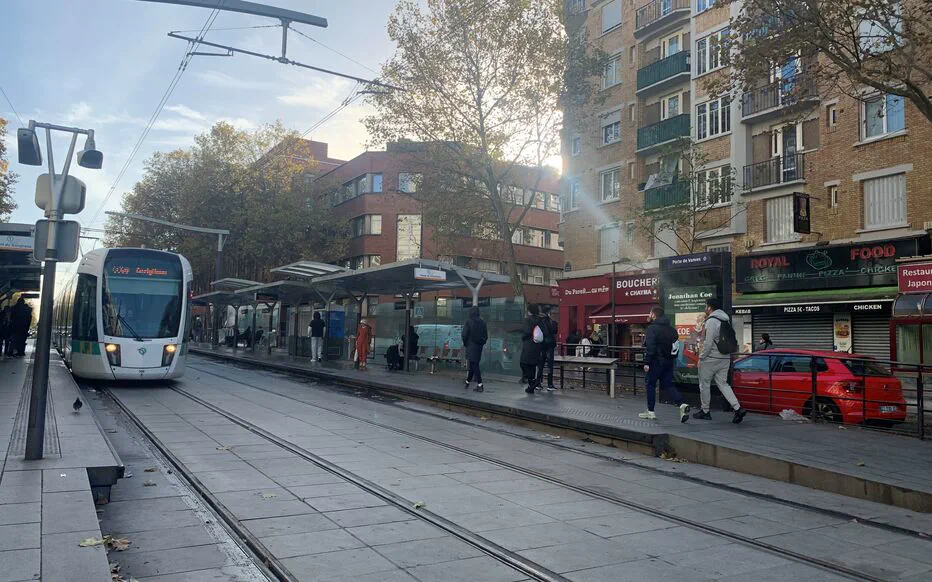 Une agression violente en tramway : une jeune femme et son compagnon agressés et poignardés
