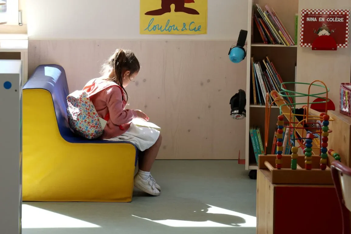 Une animatrice de centre de loisirs accabler un enfant fatigué et ses parents s'indignent