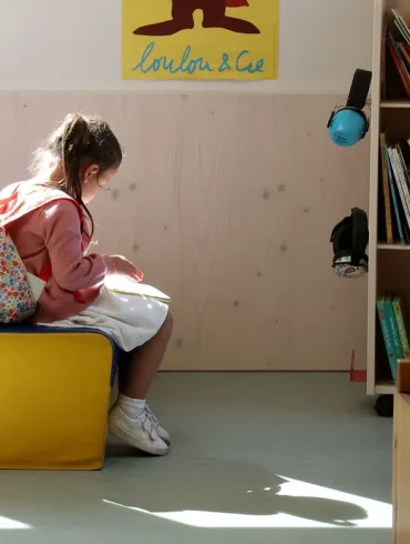 Une animatrice de centre de loisirs accabler un enfant fatigué et ses parents s'indignent