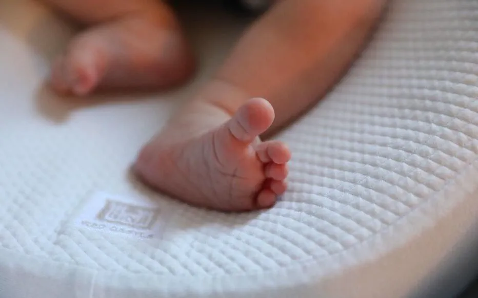 Une Britannique donne naissance à un bébé dans les toilettes de son hôtel à Toronto