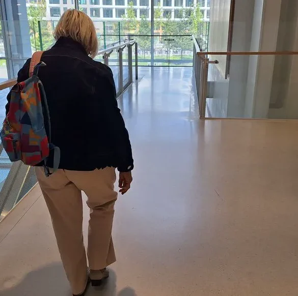 Une femme âgée quitte le tribunal sans attendre sa sentence après 50 ans de séparation