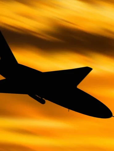 Véhicule en feu à Koursk après l'impact de débris de drones ukrainiens