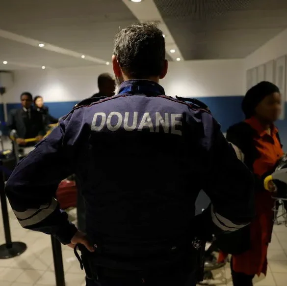 Voyage intrigant : de Fort-de-France à la Côte d'Azur, en passant par un hub aérien controversé