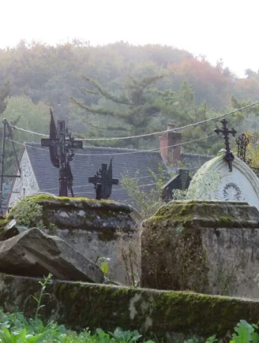 Choc et chagrin après la mort soudaine de Norman White lors des funérailles de son fils