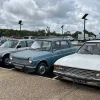 Découverte surprenante : une collection de voitures anciennes garée sur une aire de covoiturage