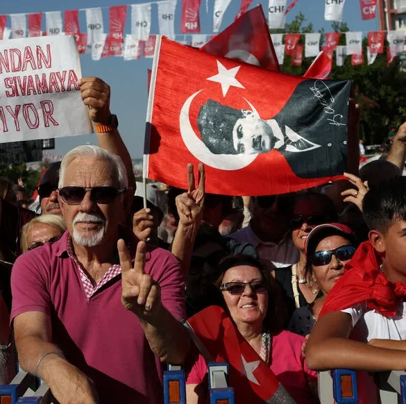 Des dizaines de milliers de personnes manifestent à Ankara contre le gouvernement turc