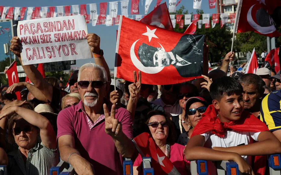 Des dizaines de milliers de personnes manifestent à Ankara contre le gouvernement turc