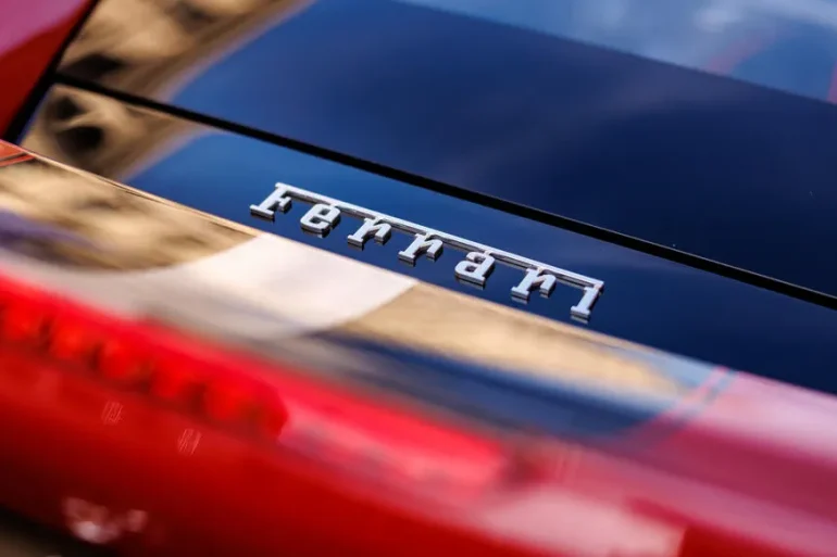 Deux hommes mis en examen après un vol spectaculaire de Ferrari à Paris