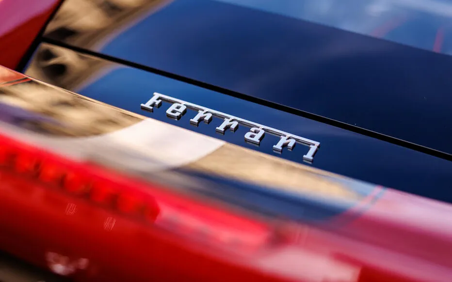 Deux hommes mis en examen après un vol spectaculaire de Ferrari à Paris