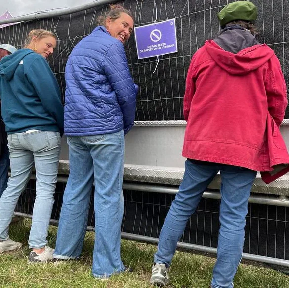 Fête de l'Humanité : une expérience unique pour une jeune femme qui fait pipi debout pour la première fois
