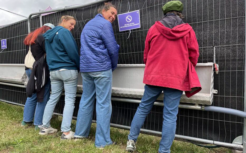 Fête de l'Humanité : une expérience unique pour une jeune femme qui fait pipi debout pour la première fois