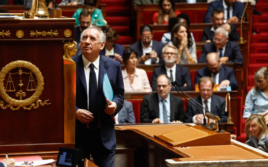 François Bayrou fait son entrée surprise à l'Assemblée nationale
