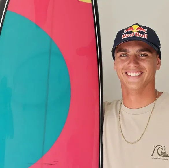 Kauli Vaast, médaillé d'argent aux World Surfing Games