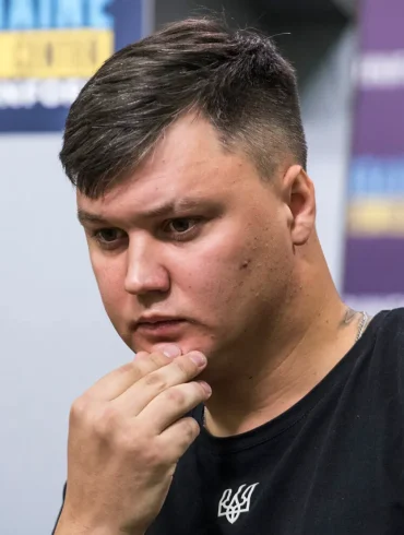 La mère du pilote russe Maxime Kuzminov quitte la Russie avant sa trahison