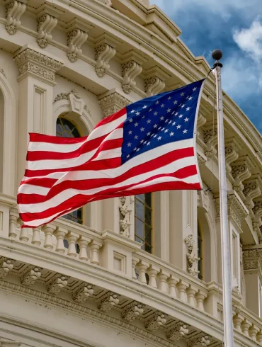 Le Congrès américain approuve un budget militaire massif, y compris une aide pour l'Ukraine