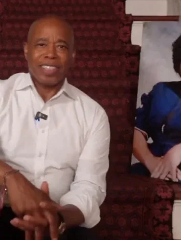 Le maire de New York, Éric Adams, se retire de la course à la réélection face à des allégations de corruption