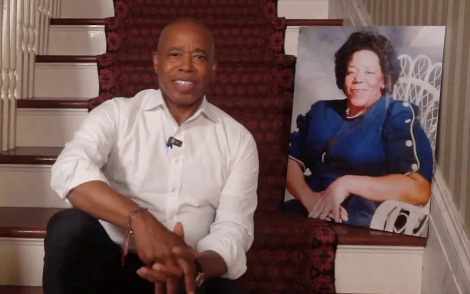 Le maire de New York, Éric Adams, se retire de la course à la réélection face à des allégations de corruption