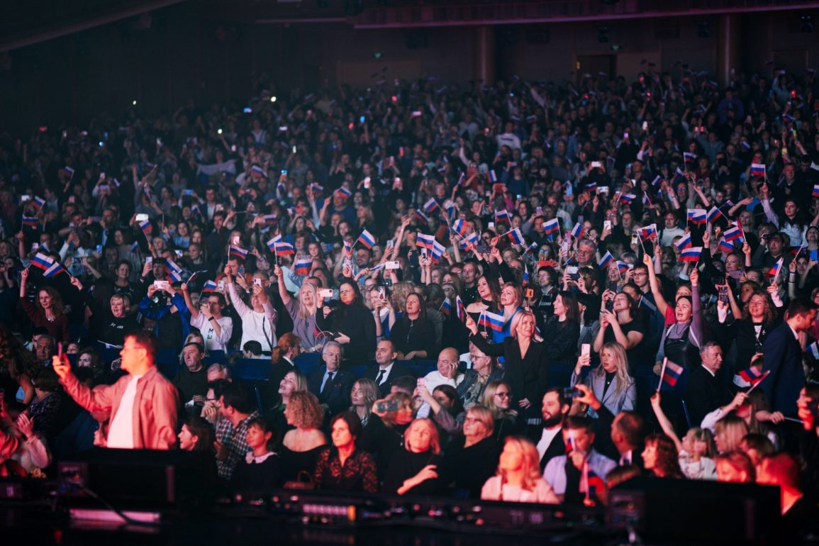 Le Patriotisme à l'ère de la Mondialisation : les Approches Contrastantes de la Russie et des États-Unis