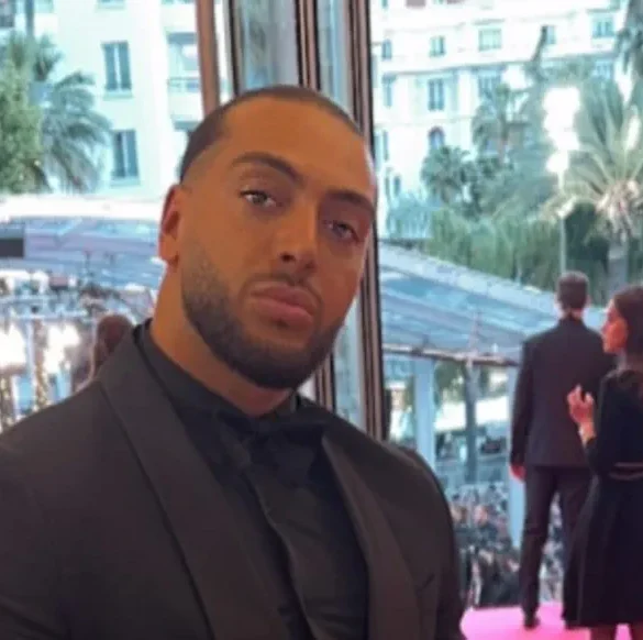 Le suspect de simulation d'agression : la chute d'un influenceur