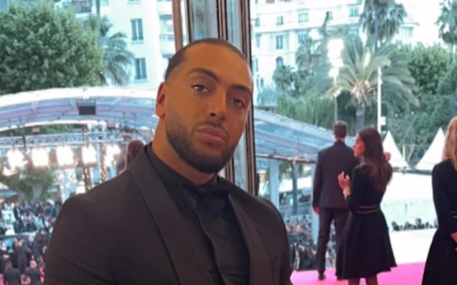 Le suspect de simulation d'agression : la chute d'un influenceur