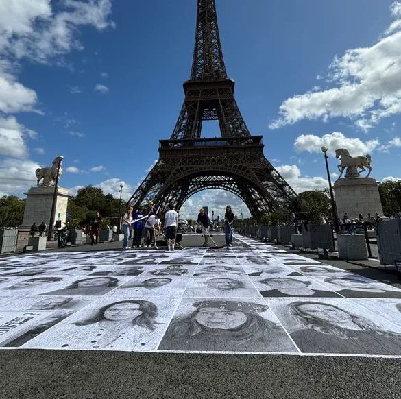 Les artistes mobilisent le pont d'Iéna pour honorer les victimes de la route