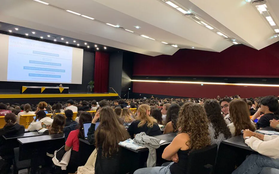 L'excitation et l'inquiétude des nouveaux étudiants lors de leur première journée universitaire