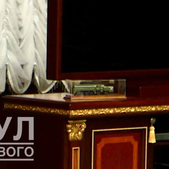 Loukachenko examinant un modèle de complexe de missiles : une photo qui fait parler les médias