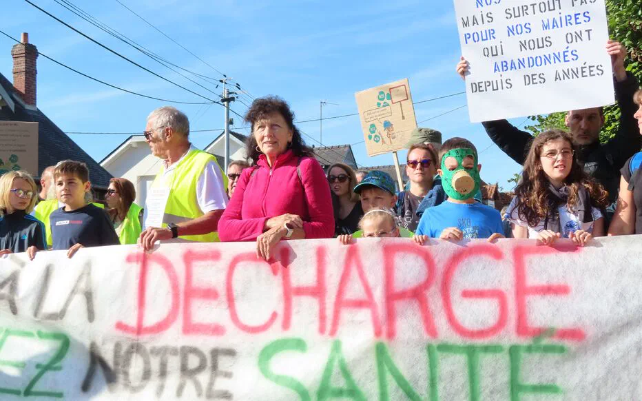 Manifestation contre l'odeur nauséabonde émanant d'une décharge dans l'Oise