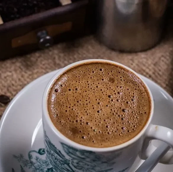 Profitez d'un café quotidien sans vous ruiner avec la machine à expresso De'Longhi Magnifica S à un prix imbattable chez Cdiscount