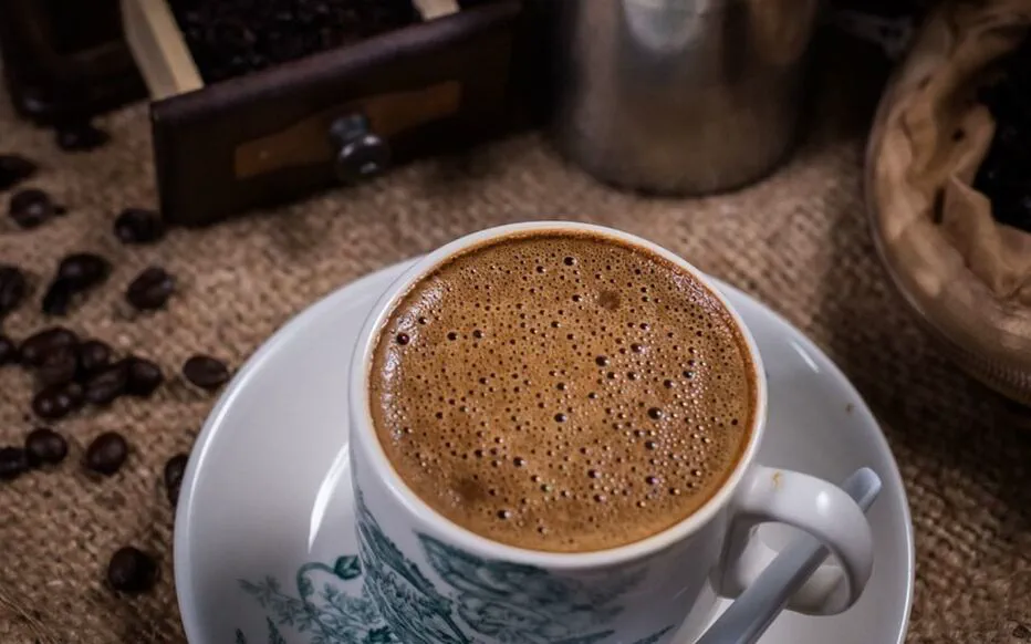 Profitez d'un café quotidien sans vous ruiner avec la machine à expresso De'Longhi Magnifica S à un prix imbattable chez Cdiscount