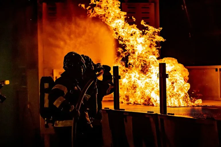 Quatre ados norvégiens meurent dans un incendie tragique à Hamar