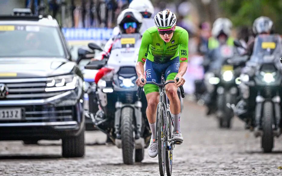 Tadej Pogacar abandonne son maillot arc-en-ciel pour le maillot vert