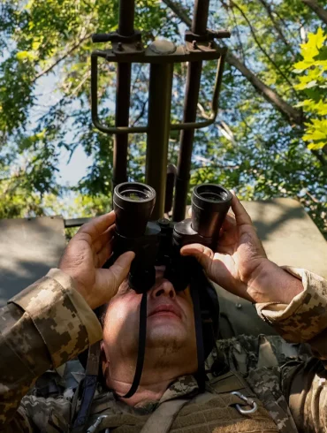 Un homme blessé par un obus dans le village de Kalanzak en Ukraine