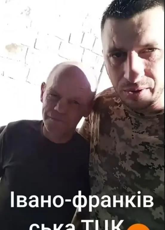 Un homme souffrant de nanisme enrôlé dans l'armée ukrainienne