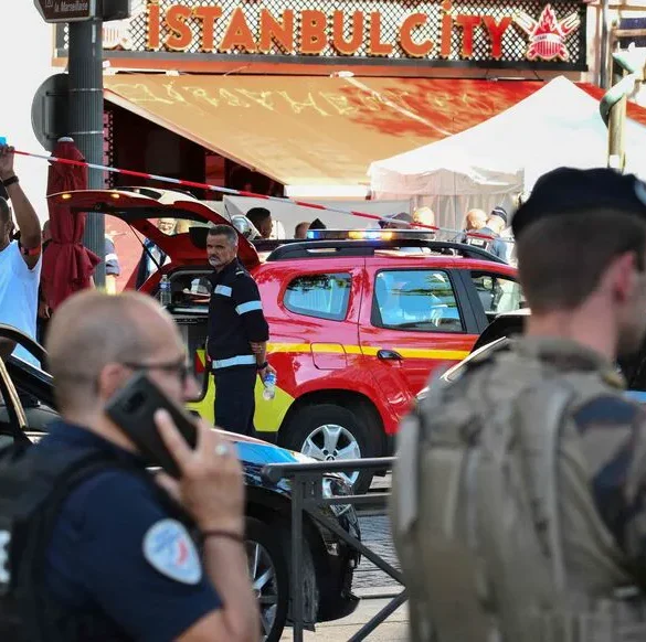 Un individu agressant des policiers avec un couteau est abattu par la police