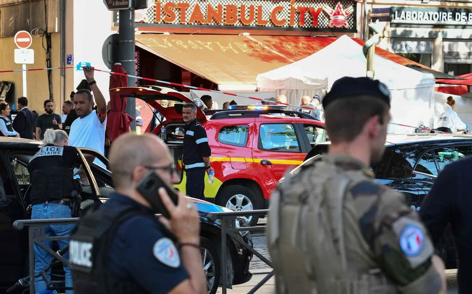 Un individu agressant des policiers avec un couteau est abattu par la police